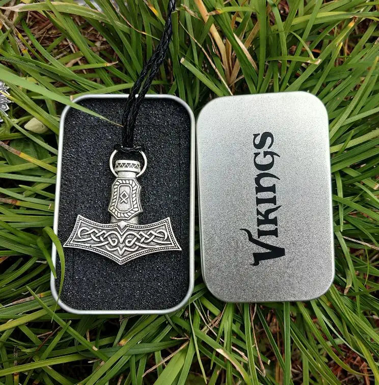 Mjölnir necklace featuring Othala rune symbolizing heritage and strength.