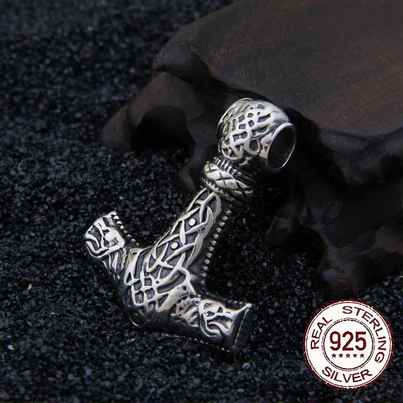 Mjölnir amulet with Old Norse art, inspired by Jelling and Urnes styles, featuring interlacing beast patterns.