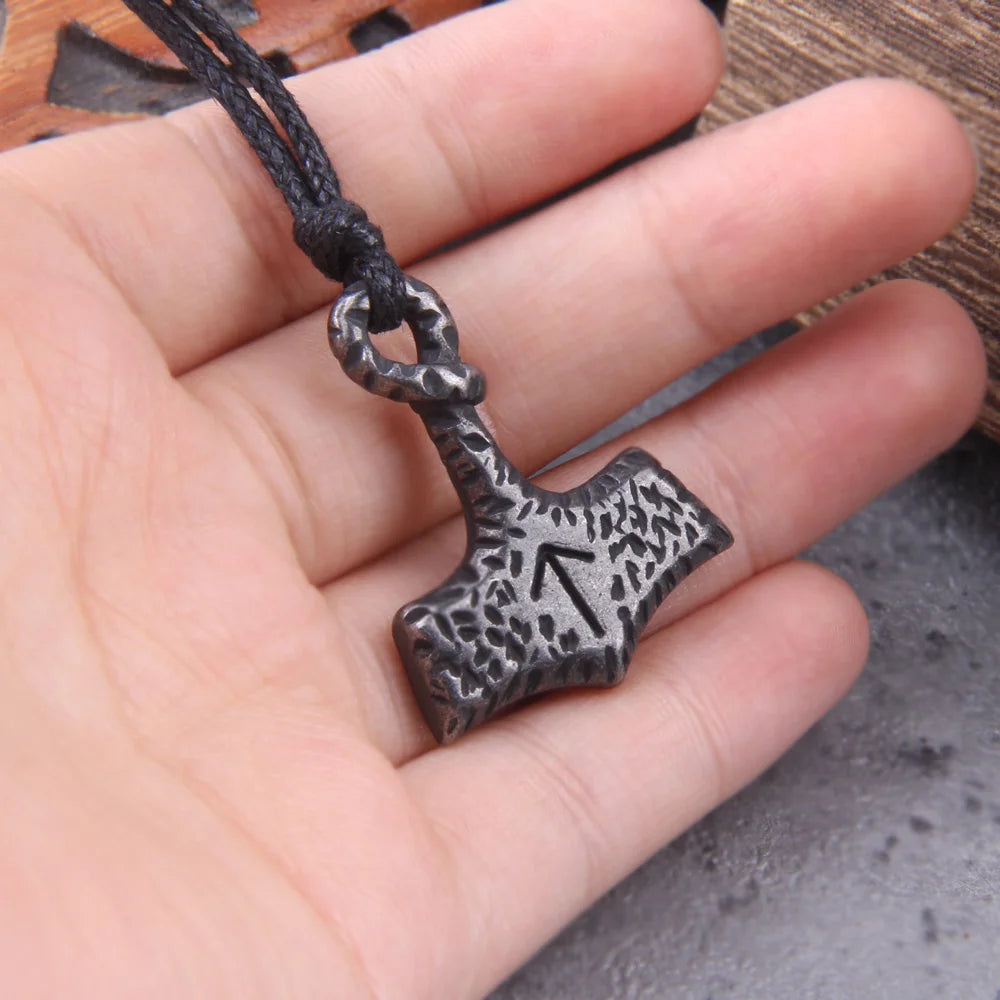 Stylish Mjölnir pendant with Tiwaz rune, crafted for a timeless look.