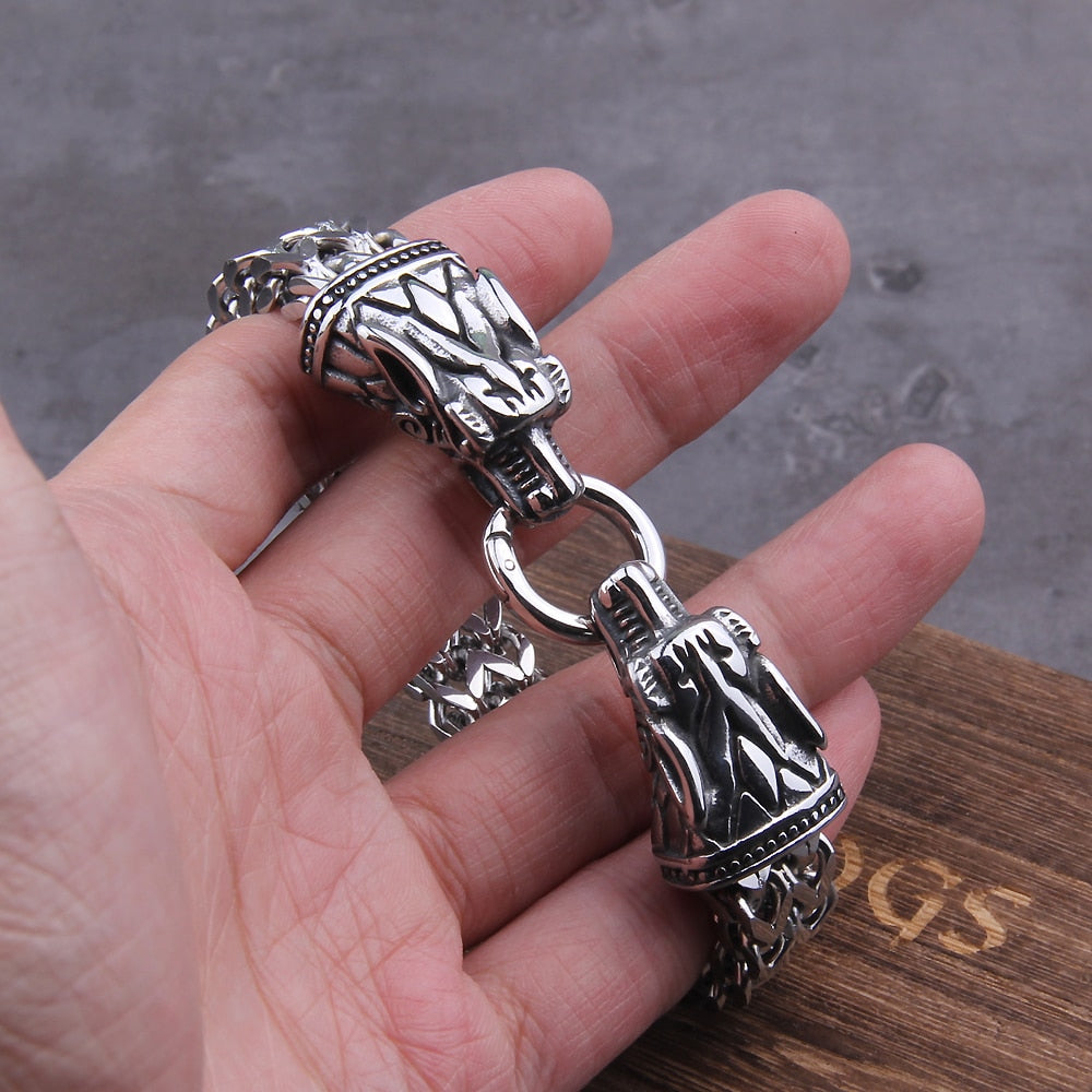 Channel the power of Fenrir's sons in this Cuban Chain bracelet, where intricate wolf heads and a symbolic split ring tell the tale of celestial pursuit. This stainless steel jewelry piece is a nod to Viking heritage and Old Norse traditions, making it a must-have for those seeking both style and cultural significance.
