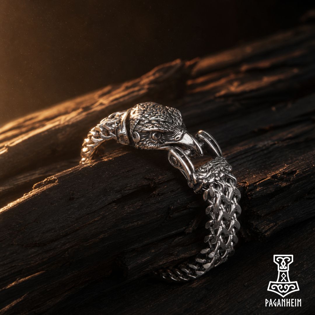 Silver bracelet featuring sculpted eagle head clasp and interlinked chain