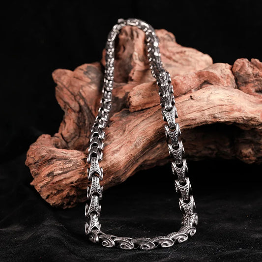 Ragnarök-Inspired Fashion - Nidhogg Scales Necklace for Bold Statements.