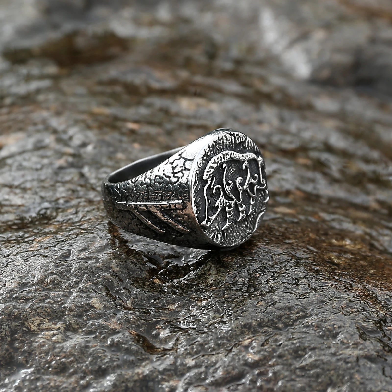 Hildisvíni Rune Ring with Fehu rune, silver-colored