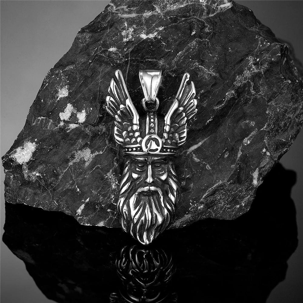 Pendant showing Óðinn’s face wearing a stylized horned-style helmet.