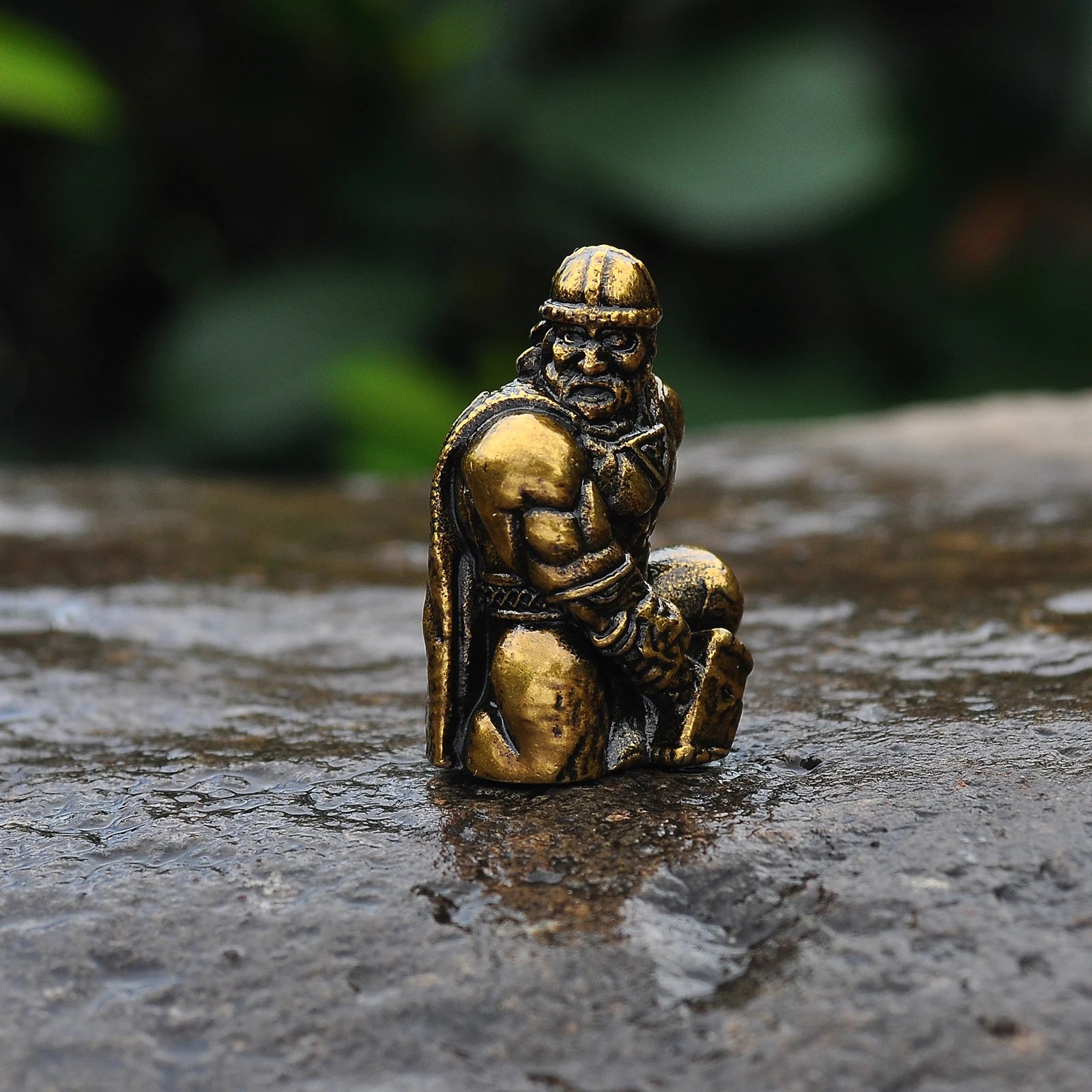 Crafting bead of Thor kneeling with Mjölnir, in bronze-like finish.