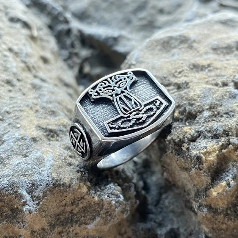 Germanic-style ring featuring Þórr’s hammer signet with interwoven face design.