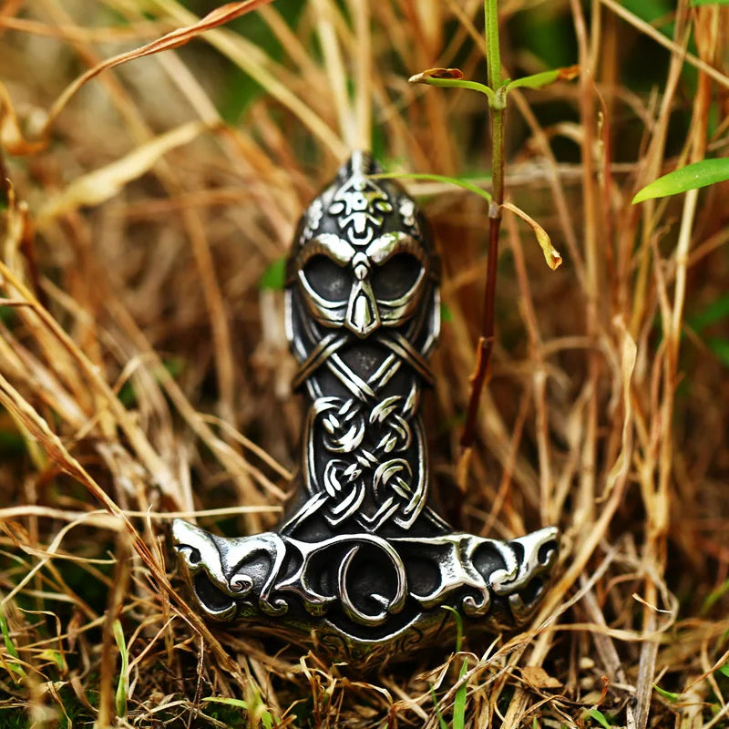 Urnes Artstyle Mjölnir amulet necklace with Gjermundbu helm engraving