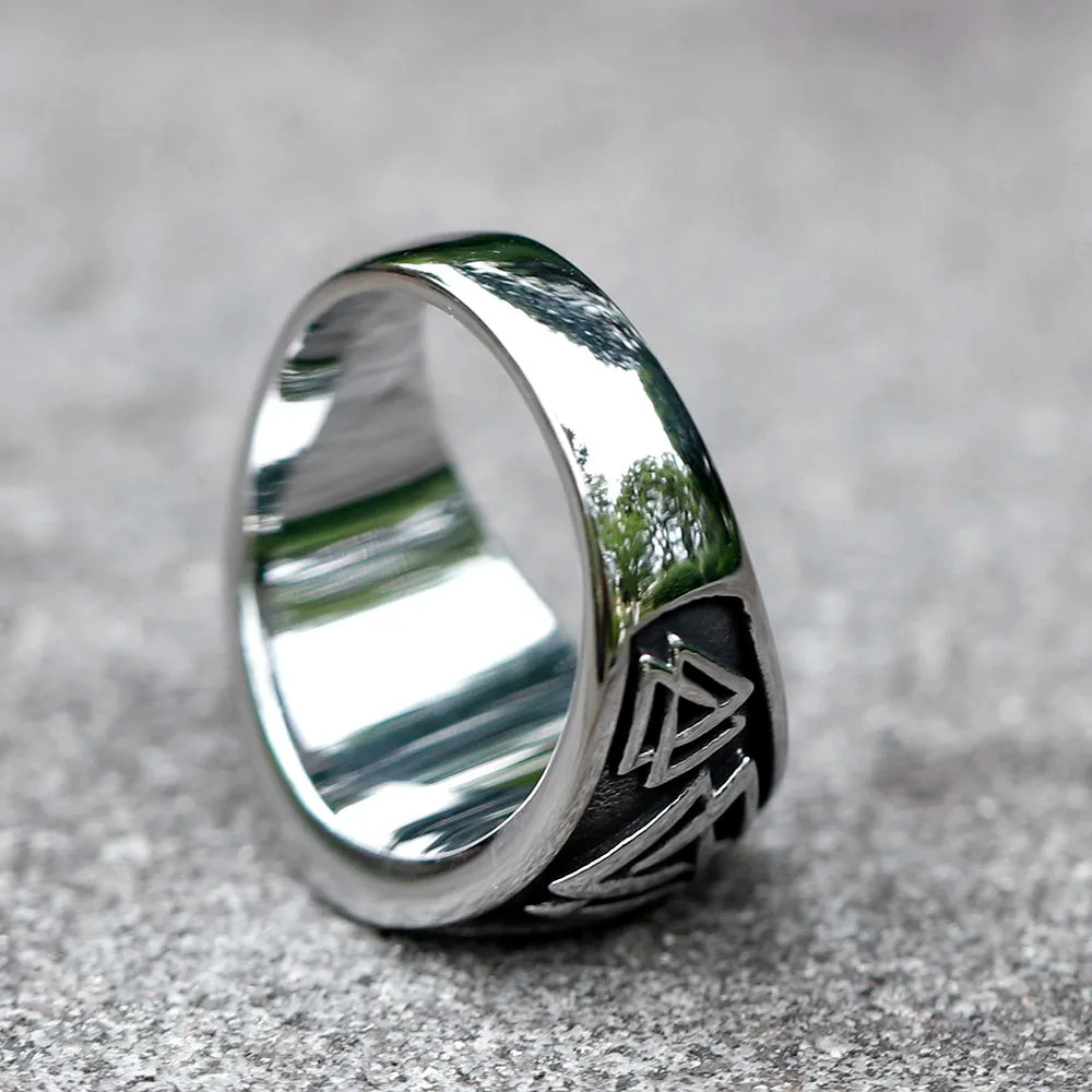 Close-up of a ring featuring Valknut symbols on either side of the Helm of Awe.