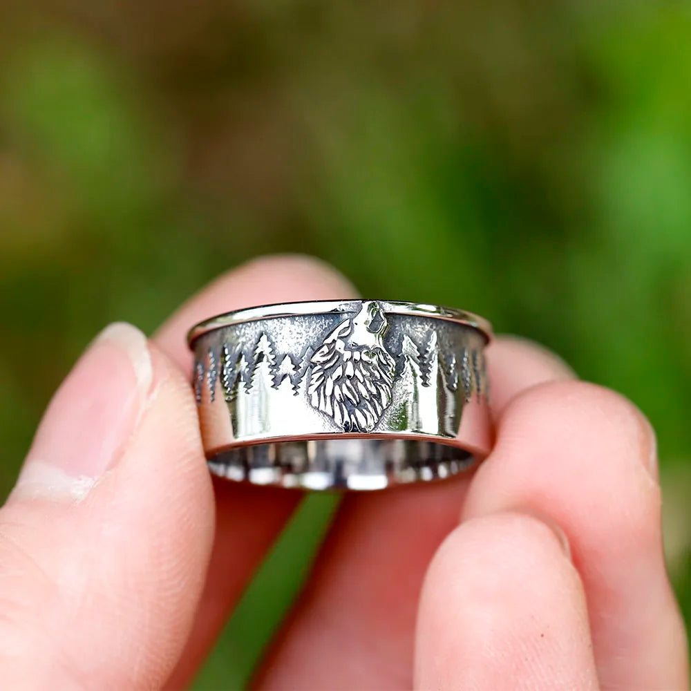 Ring with pine forest engravings and a howling wolf on its crown.